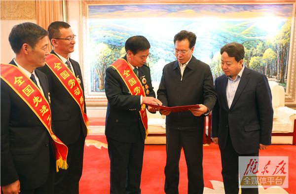 慶陽市3名全國勞動模范和先進工作者載譽歸來！贠建民盧小亨親切會見