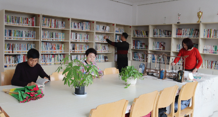 居民在社區(qū)城市書吧看書、繪畫。  通訊員  郭芳  攝  