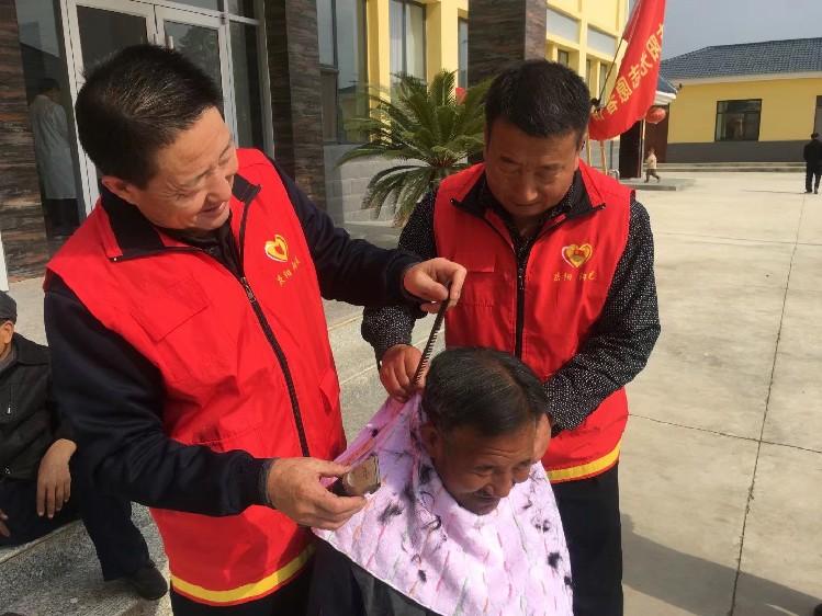 慶陽市陽光志愿者協(xié)會(huì)志愿者在什社敬老院給老人理發(fā)。  通訊員  陽光  攝  
