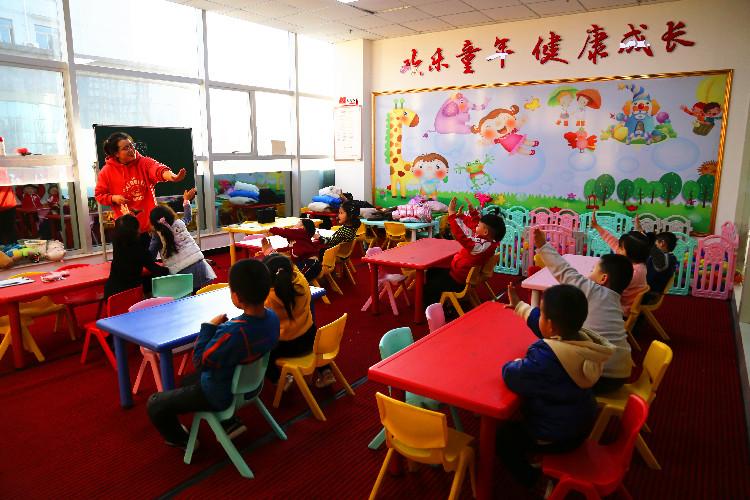 麗景幼兒園學(xué)生在合水東路社區(qū)的“四點(diǎn)半課堂”做互動(dòng)游戲。  通訊員  翟娜娜  攝  