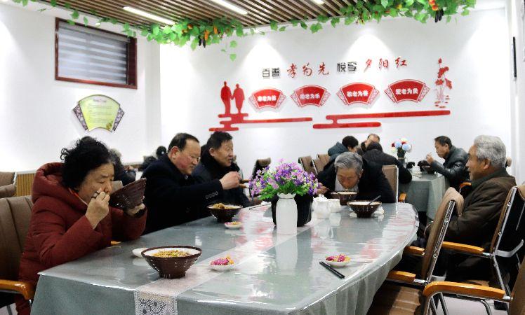 南苑路社區(qū)，老人在“老年餐桌”就餐。  通訊員  耿洋洋  攝  