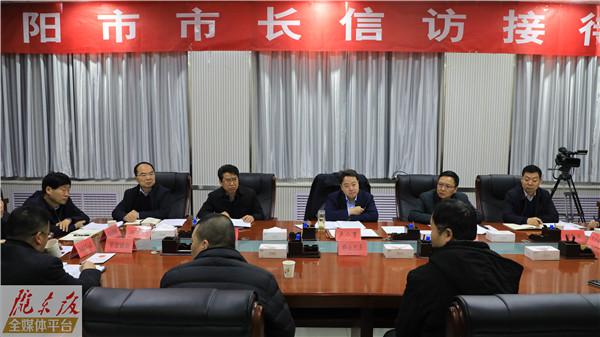 盧小亨在開(kāi)展信訪(fǎng)接待活動(dòng)時(shí)強(qiáng)調(diào) 把來(lái)訪(fǎng)群眾當(dāng)家人 把群眾事情當(dāng)家事 用心用情用力做好信訪(fǎng)工作