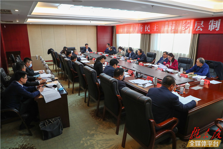 【圖說兩會】看！政協(xié)委員熱議政府工作報告