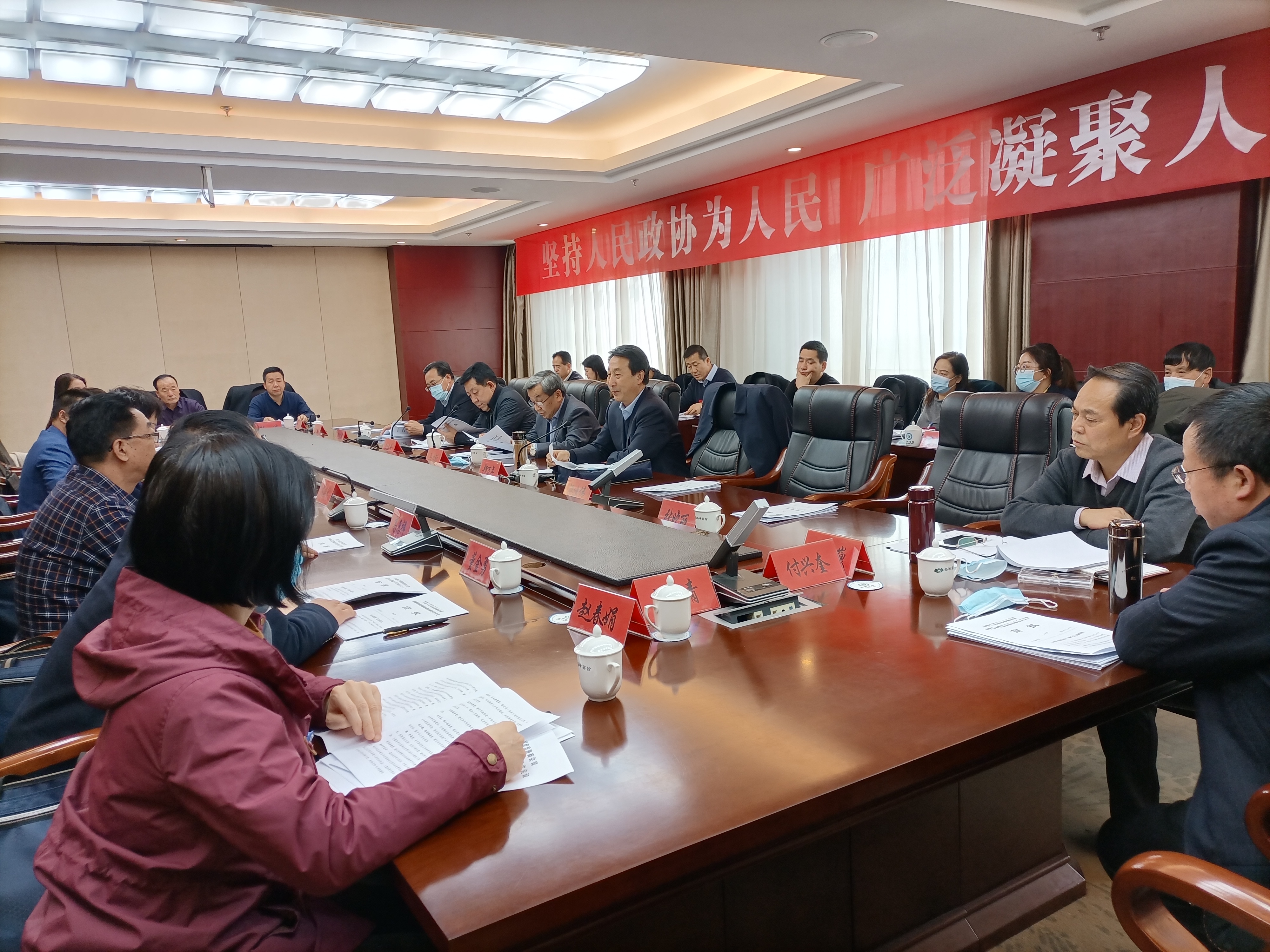 市政協(xié)委員繼續(xù)分組討論市委書記講話和相關報告。