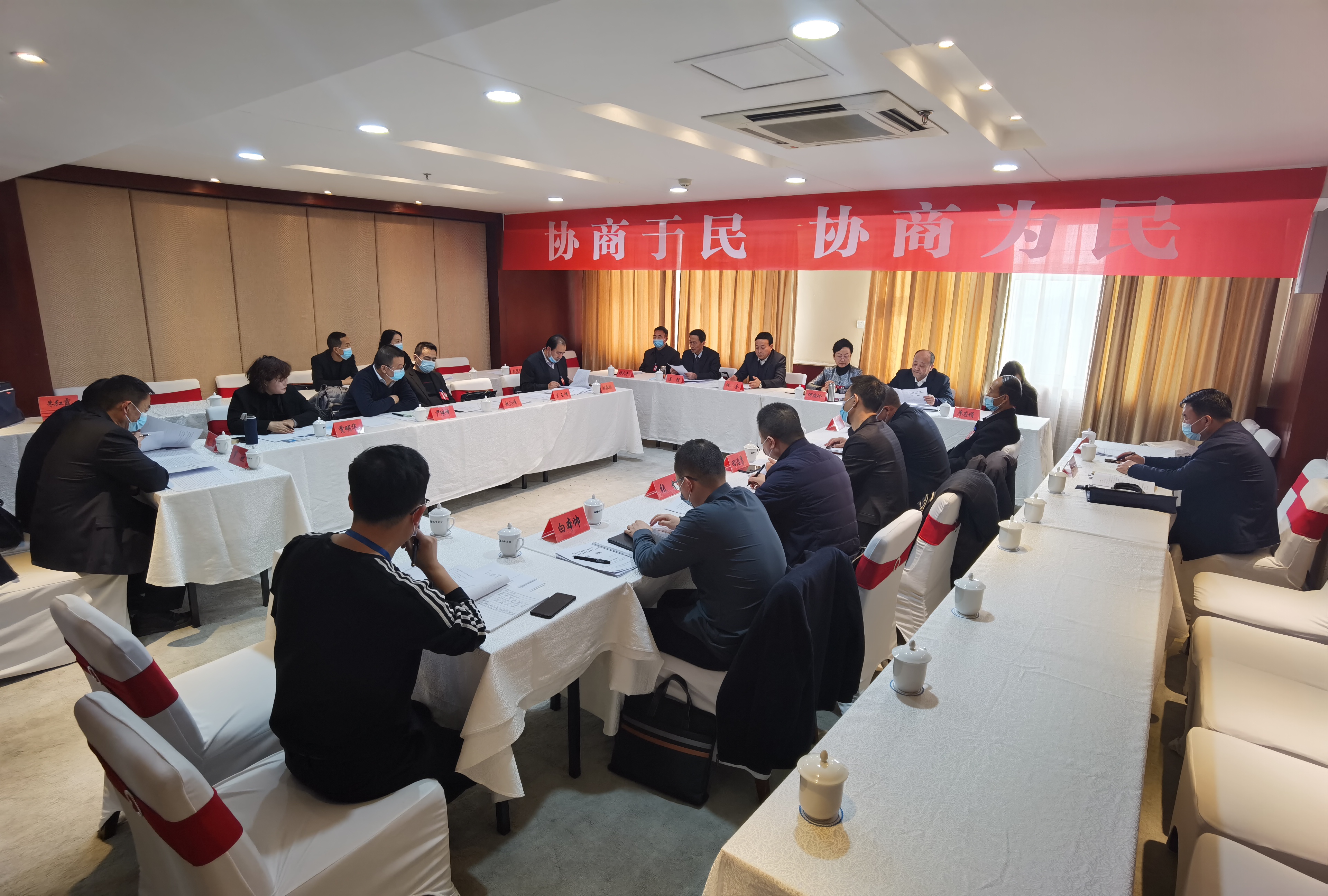 市政協(xié)委員繼續(xù)分組討論市委書記講話和相關報告。