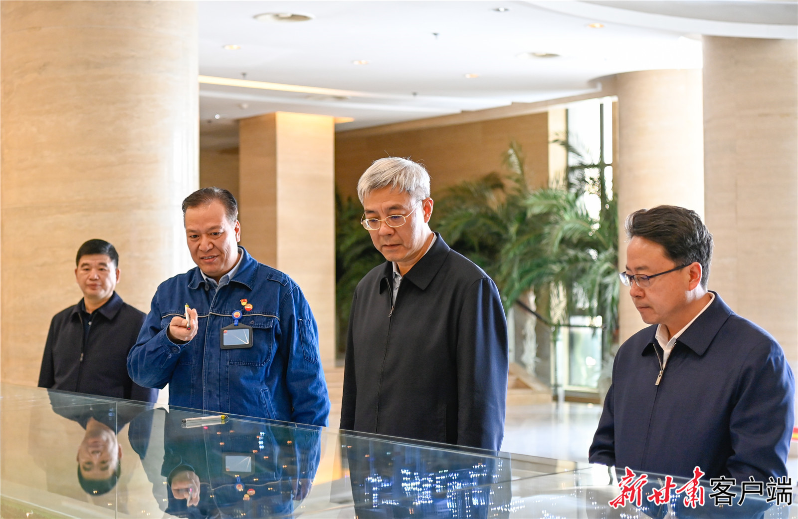 尹弘在慶陽市調(diào)研指導(dǎo)工作時強(qiáng)調(diào)：立足資源稟賦打造特色產(chǎn)業(yè)集群，奮發(fā)有為推動革命老區(qū)振興發(fā)展
