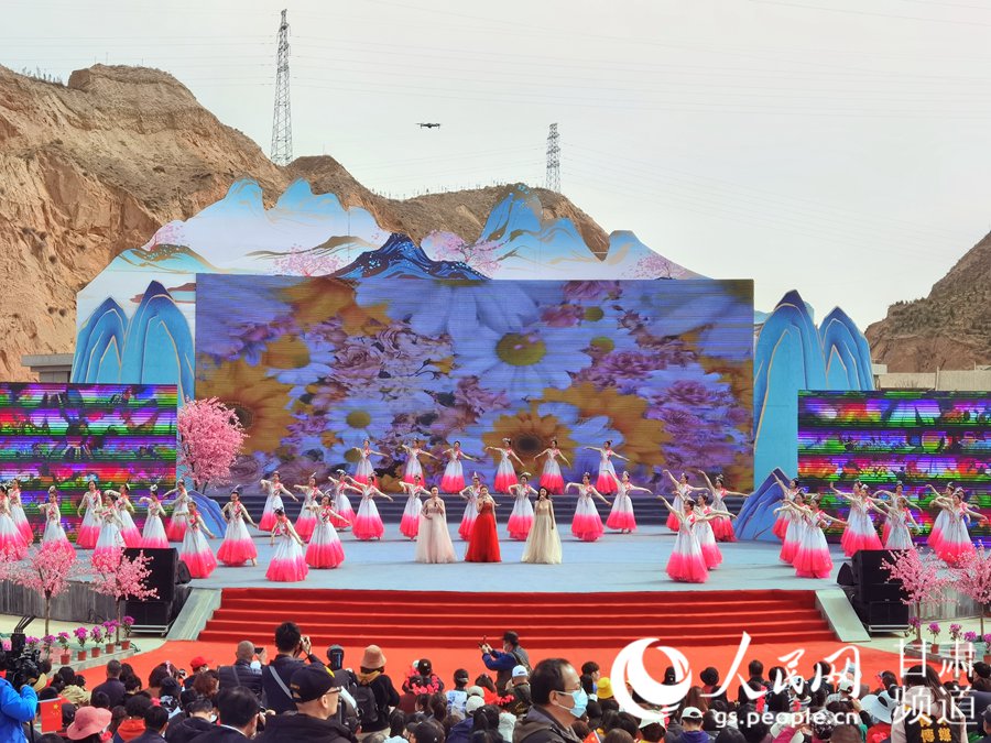 第38屆蘭州桃花旅游節(jié)開幕式上的舞蹈表演。 人民網(wǎng) 高翔攝