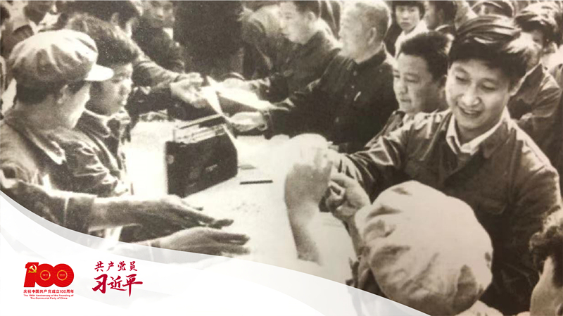 習(xí)近平帶領(lǐng)縣委工作人員在正定接頭發(fā)放《民意調(diào)查表》。 （圖片來源于《習(xí)近平在正定》）