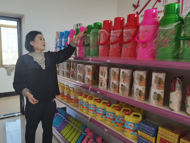 西峰區(qū)后官寨鎮(zhèn)帥堡村“巾幗家美積分超市”工作人員在整理物品。 通訊員 翟娜娜 攝