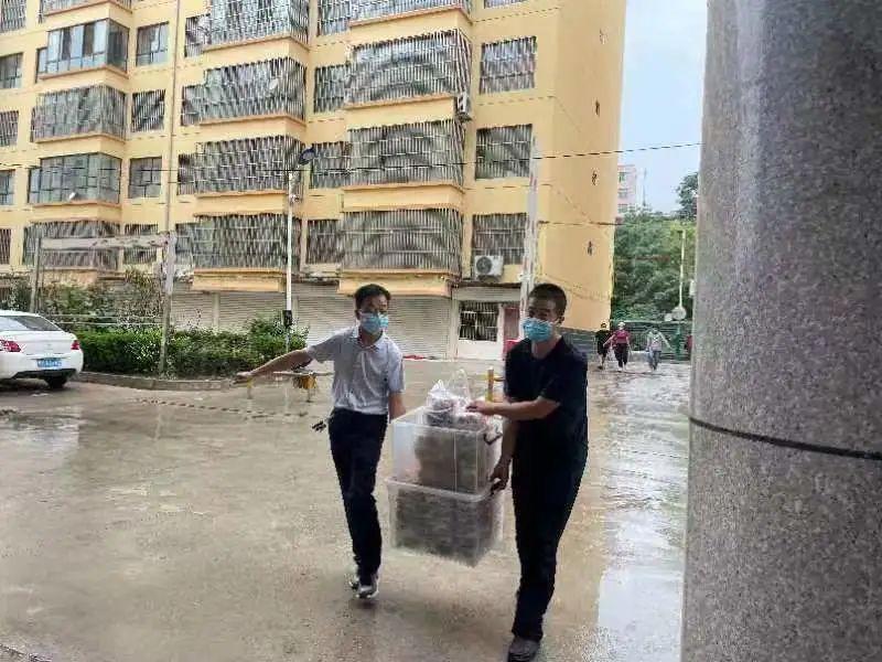 看到路邊的醫(yī)護(hù)人員，鎮(zhèn)原這對80后夫妻果斷做了一個(gè)決定！