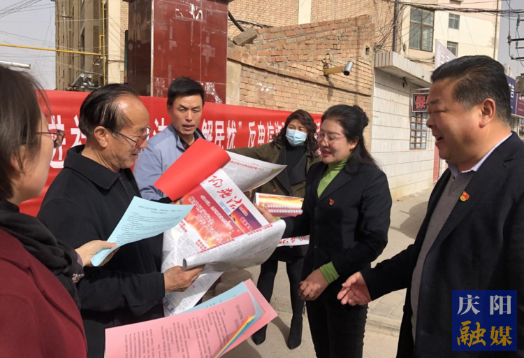 慶陽市司法局在合水縣老城鎮(zhèn)開展送法下鄉(xiāng)活動。