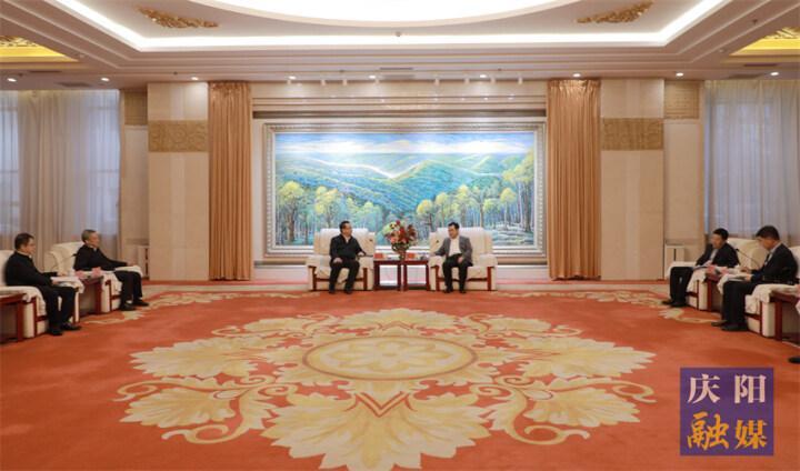 黃澤元與長慶油田分公司執(zhí)行董事、黨委書記李戰(zhàn)明和總經(jīng)理、黨委副書記余浩杰一行座談