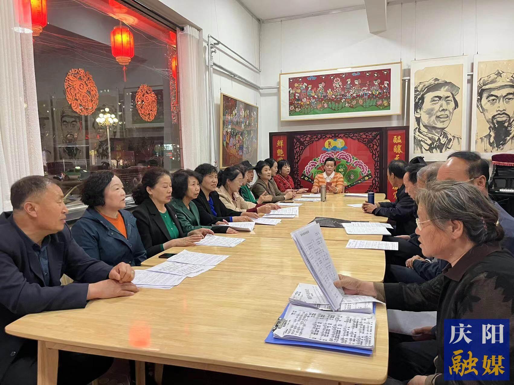 華池縣文化館民歌合唱團(tuán)的成員在練習(xí)隴東民歌。
