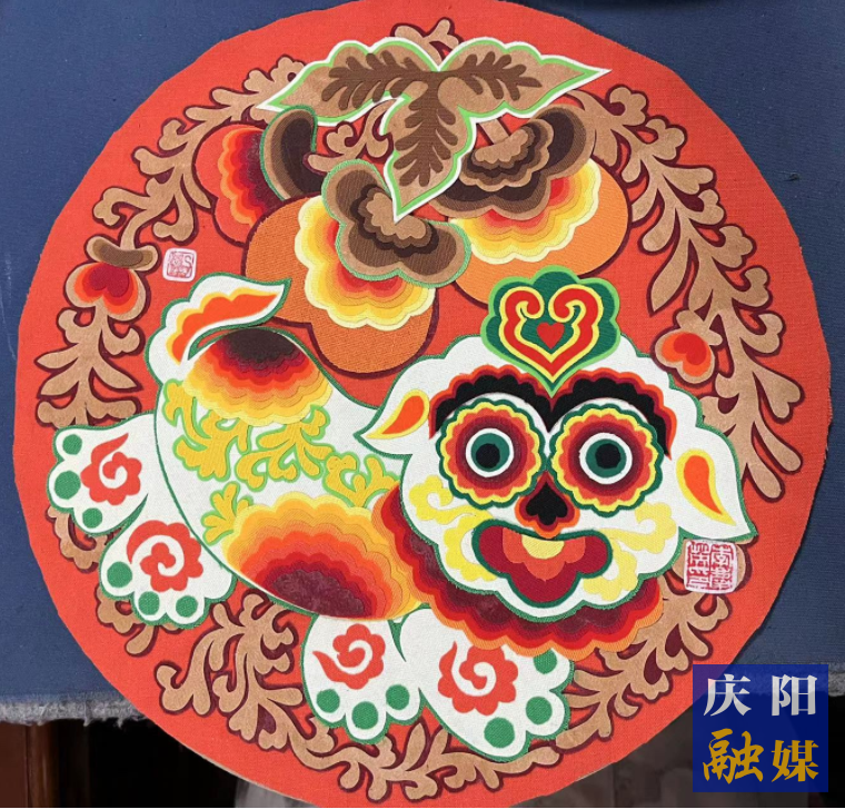 李慶英創(chuàng)作的布貼畫作品。