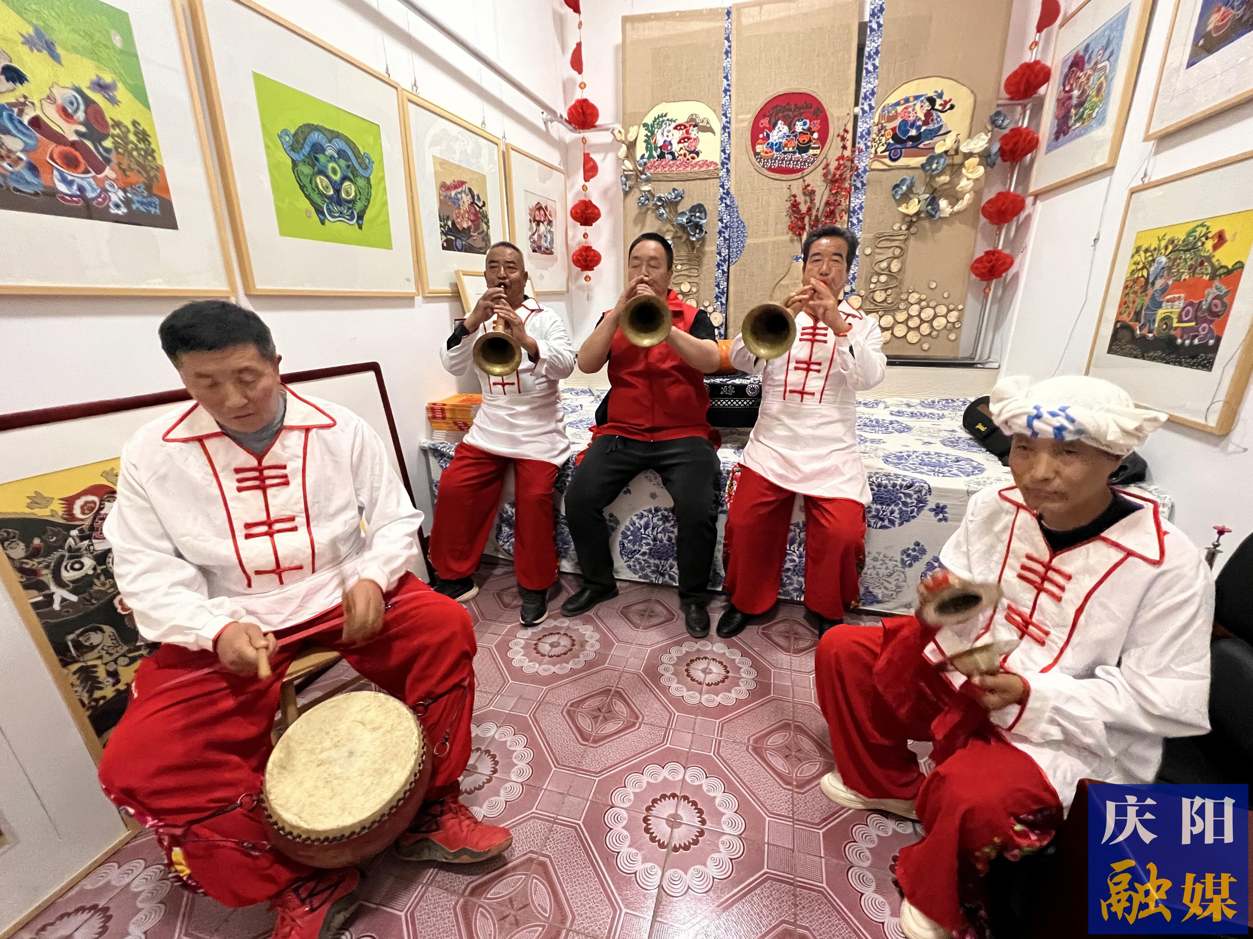 高小兵（左三）和同伴在練習(xí)吹嗩吶。