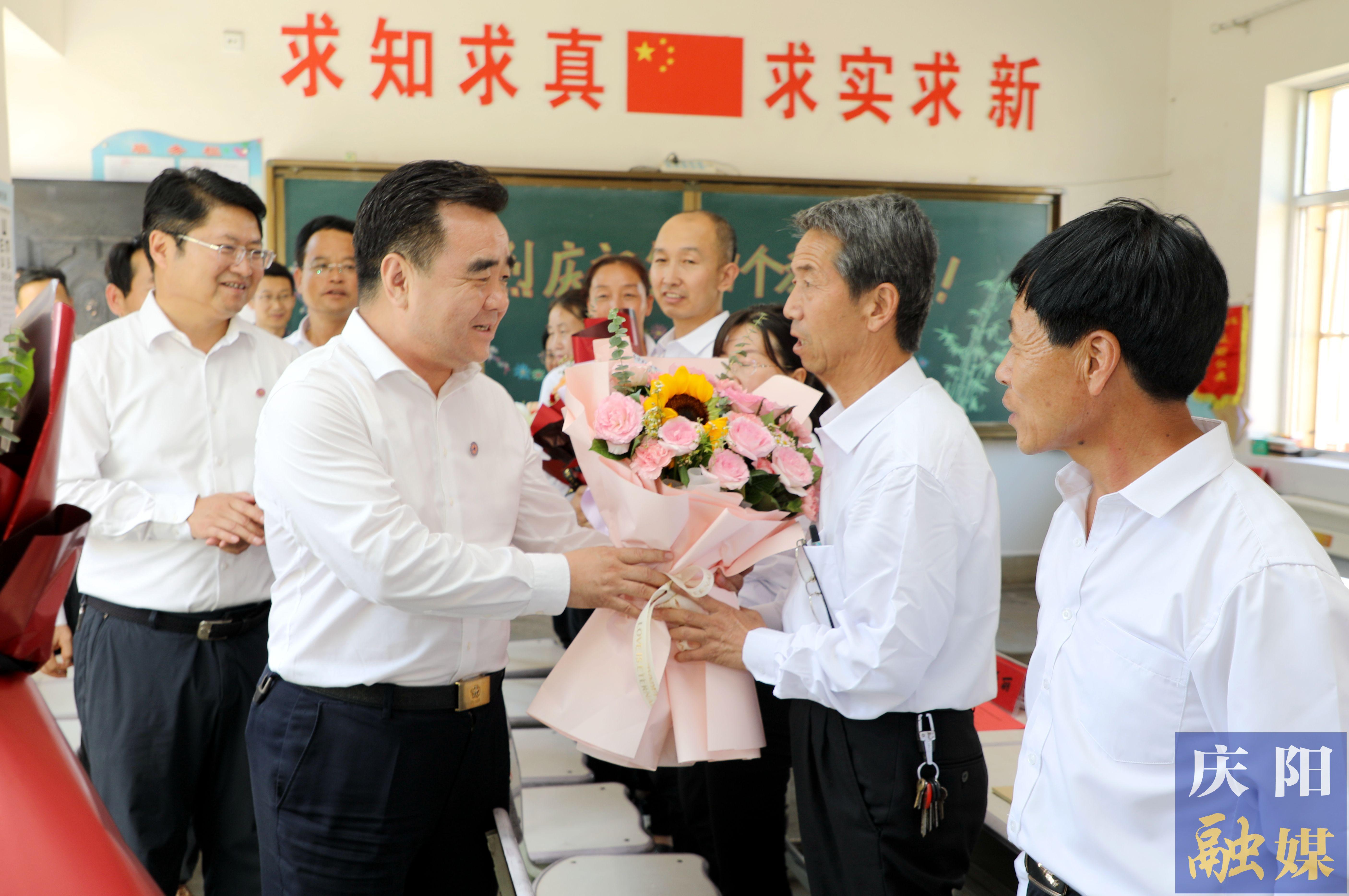 黃澤元在鎮(zhèn)原縣屯字鎮(zhèn)田嶺小學(xué)走訪慰問(wèn)一線教師 勉勵(lì)大家擔(dān)當(dāng)教育使命，當(dāng)好美麗園丁，引領(lǐng)鄉(xiāng)村文化，努力培養(yǎng)德智體美勞全面發(fā)展的社會(huì)主義建設(shè)者和接班人