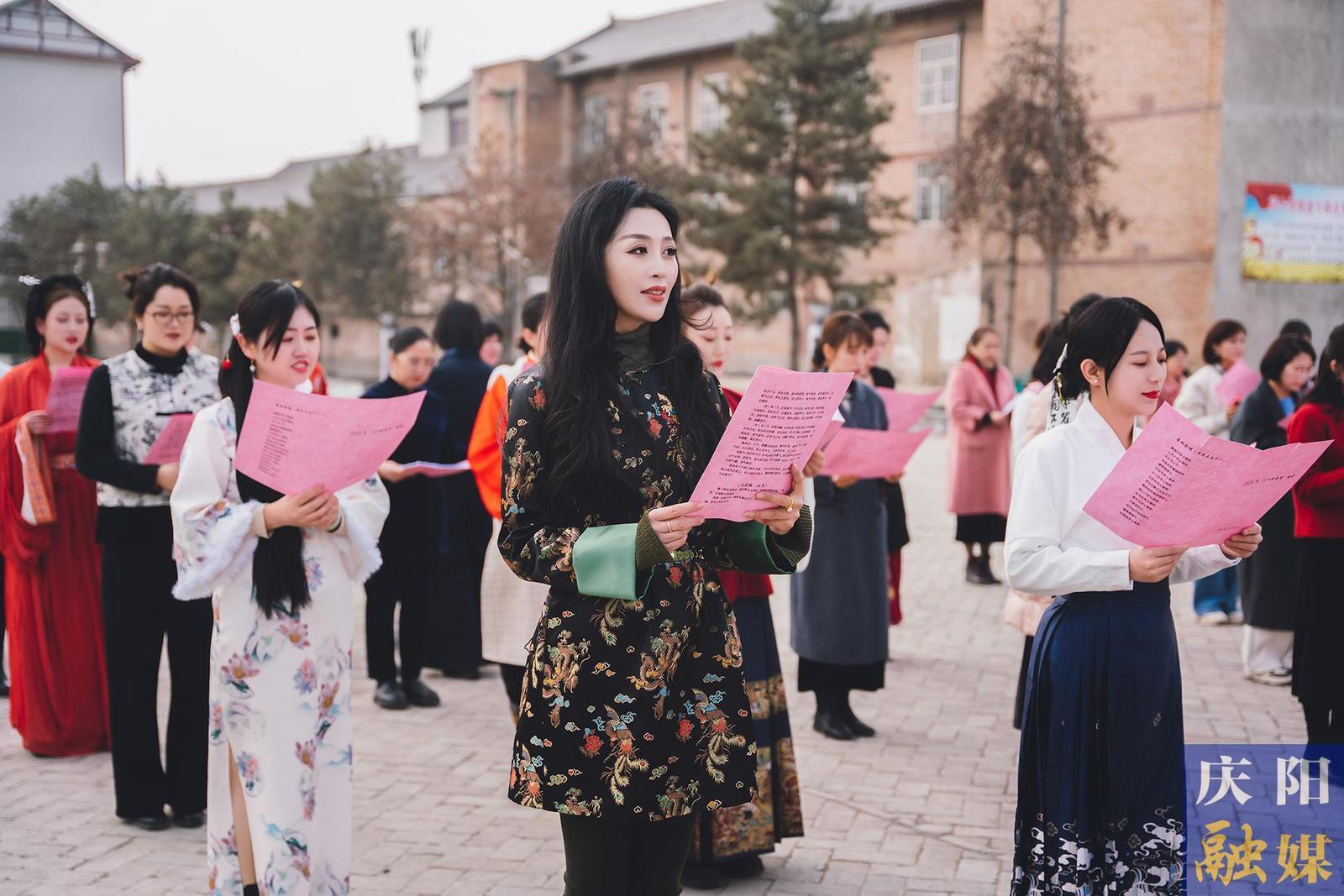 【攝影報(bào)道】春日有約不負(fù)芬芳 ——市委宣傳部、市委統(tǒng)戰(zhàn)部、市融媒體中心女職工攜手共慶“三八”國(guó)際勞動(dòng)?jì)D女節(jié)