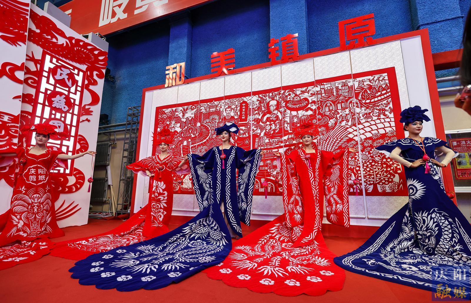 【攝影報(bào)道】香包、刺繡、剪紙……慶陽民俗文化精品展區(qū)中哪些展品驚艷到你