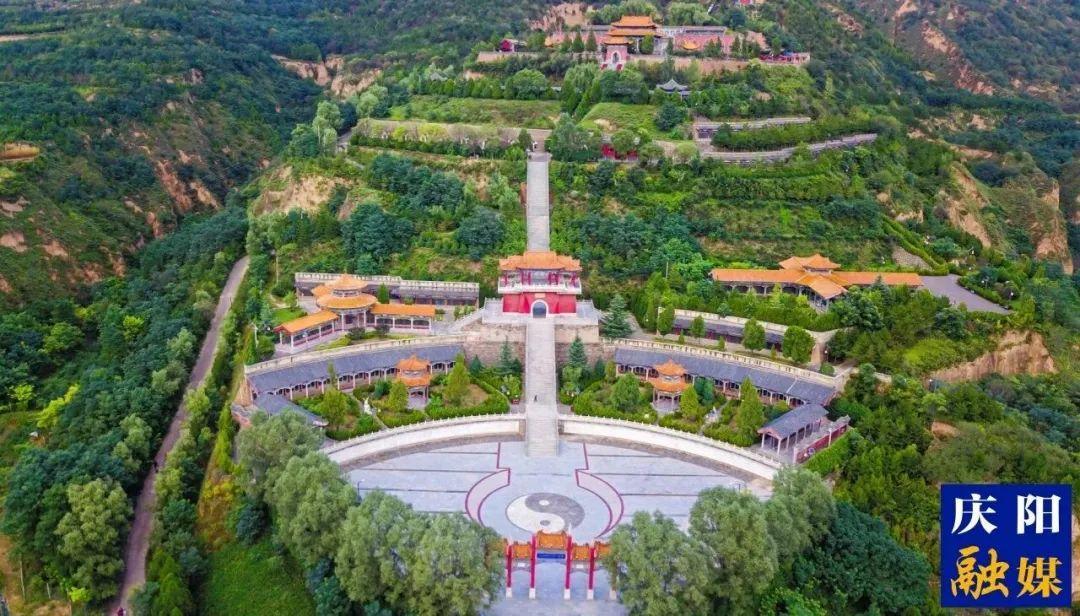您好！我叫慶陽(yáng)，這是我的名片，請(qǐng)多多關(guān)照