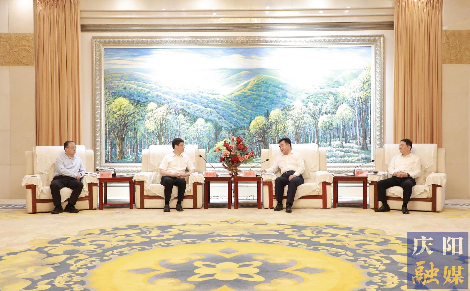 黃澤元與華電煤業(yè)集團(tuán)黨委書記、董事長杜將武一行座談