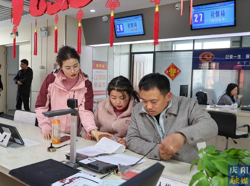 【攝影報道】正寧縣“小寧幫辦”：政務(wù)服務(wù)新亮點，提升群眾滿意度