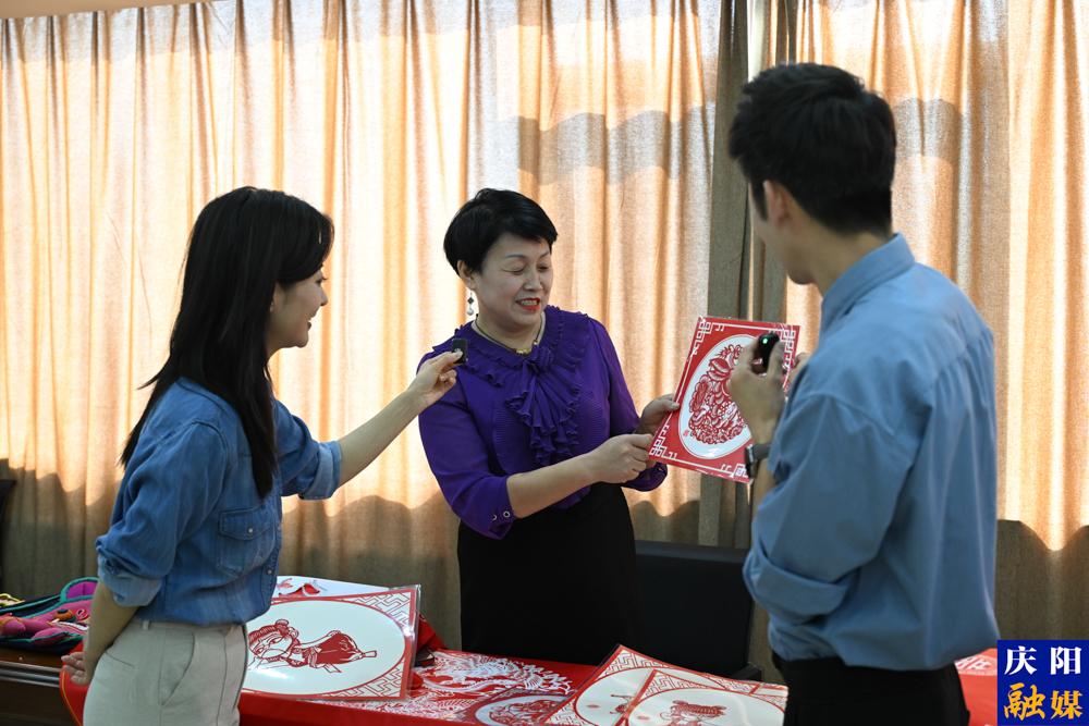 剪紙藝人介紹慶陽(yáng)剪紙。