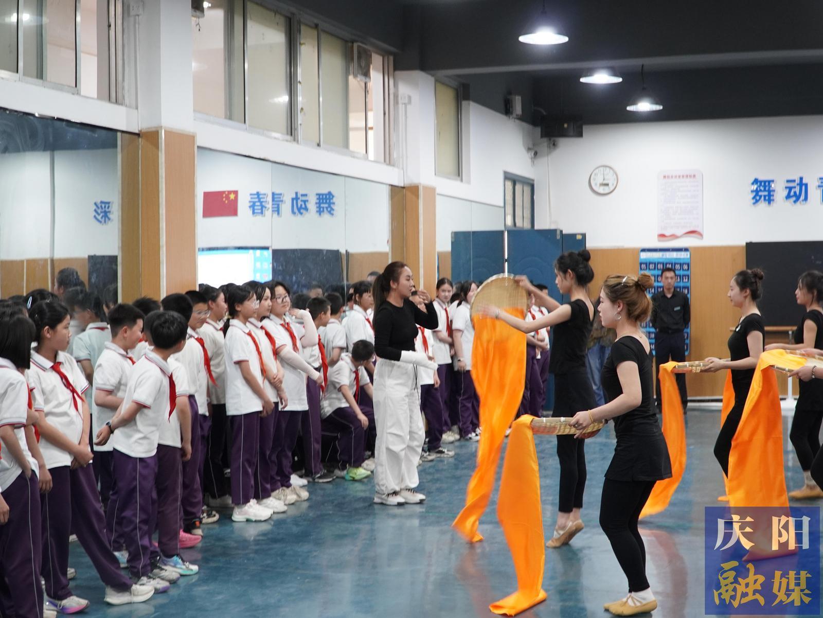 【2025年職業(yè)教育活動周】慶陽市8所中小學在慶陽職業(yè)技術(shù)學院開展職業(yè)體驗活動