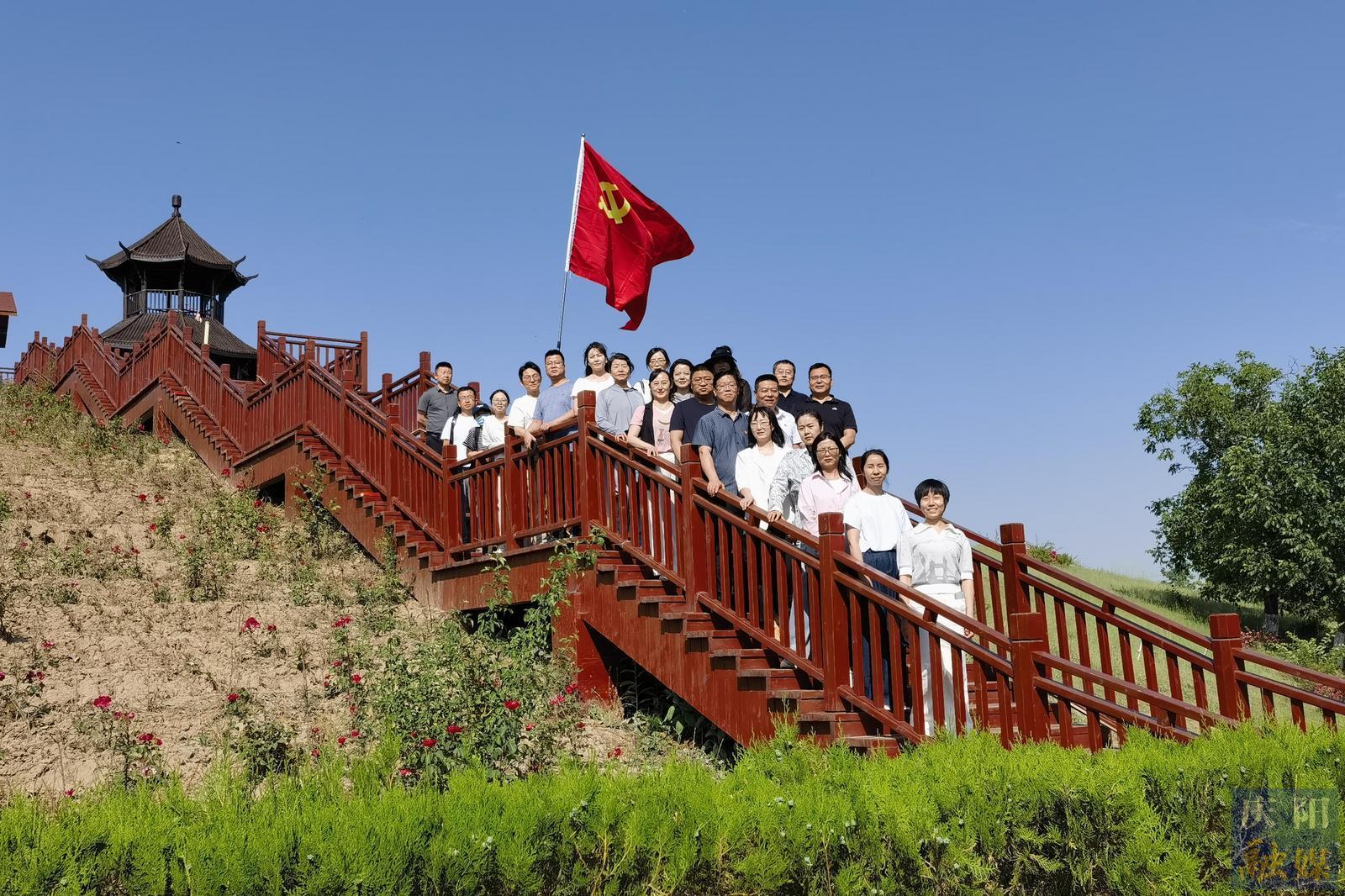 【攝影報(bào)道】品國(guó)學(xué)精髓 悟文化傳承 慶陽(yáng)市總工會(huì)與慶陽(yáng)市投融資管理中心聯(lián)合開(kāi)展主題黨日活動(dòng)