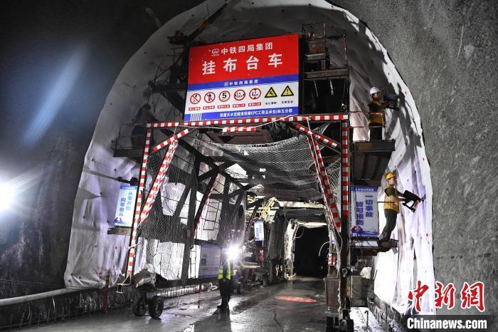 甘肅首條自主投資鐵路迎突破！天隴鐵路首條特長隧道貫通